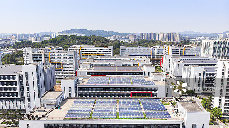 建筑楼顶整齐的太阳能电板图片素材