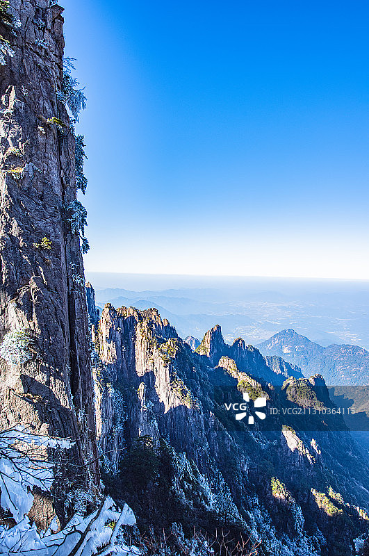 中国安徽黄山风景区冬季始信峰全景风光图片素材