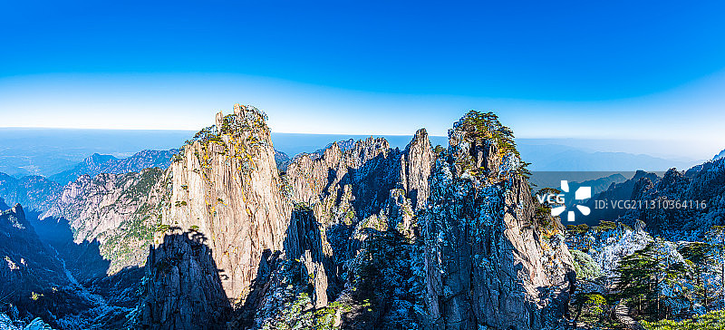 中国安徽黄山风景区冬季始信峰全景风光图片素材