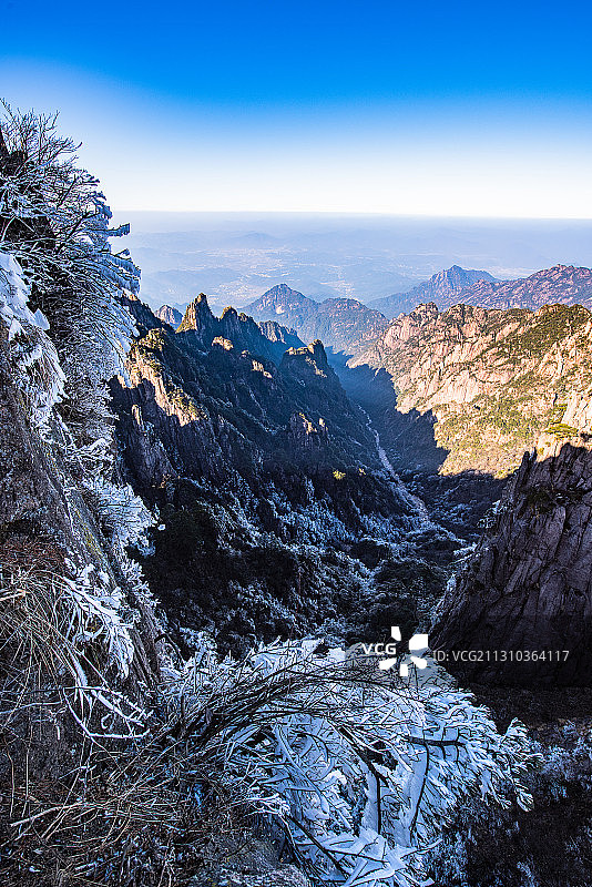 中国安徽黄山风景区冬季始信峰全景风光图片素材