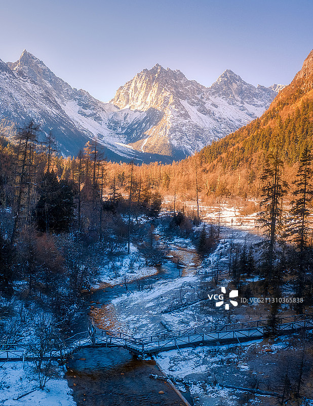 中国四川阿坝州毕棚沟秋冬雪景图片素材