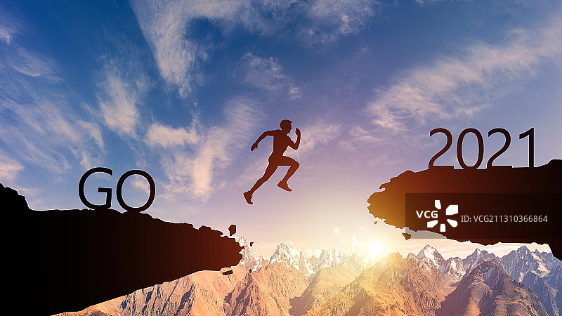 一个人奔跑跨越悬崖图片素材