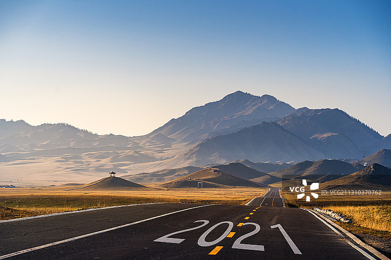 中国新疆博乐市赛里木湖旅游风景区环湖公路图片素材