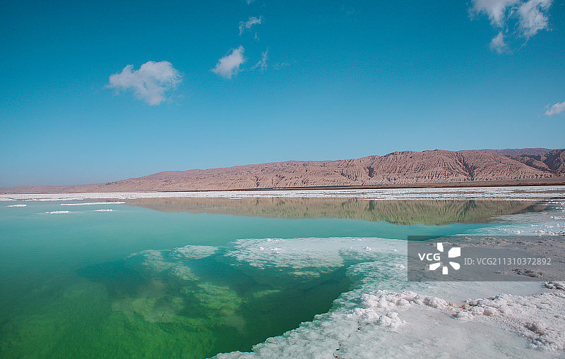 蓝天绿湖盐白图片素材