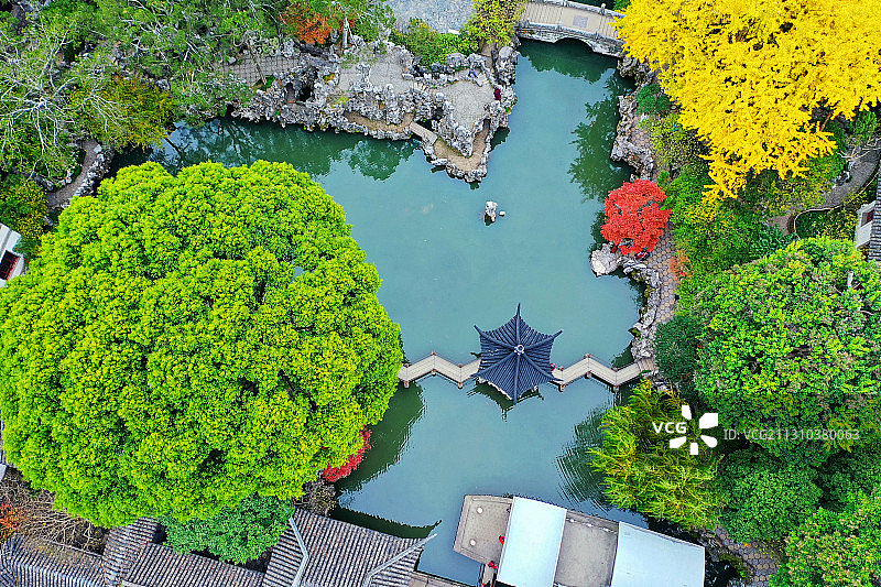 苏州市狮子林（苏州古典园林）的飞瀑亭，湖心亭的秋色风光图片素材