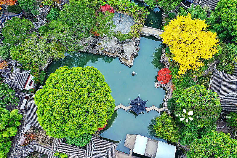 苏州市狮子林（苏州古典园林）的飞瀑亭，湖心亭的秋色风光图片素材