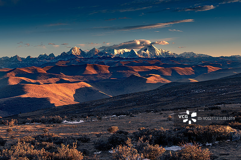 康定新都桥鱼子西海拔4000米平台贡嘎雪山图片素材