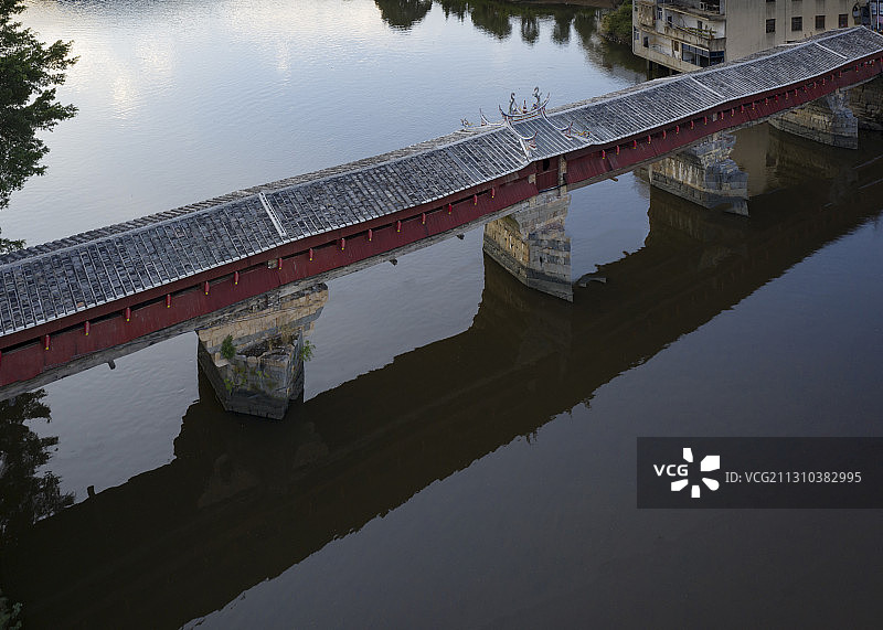 古桥悠悠，泉州永春东关桥在夕阳里，倒影，桥墩上的光和水里的云图片素材