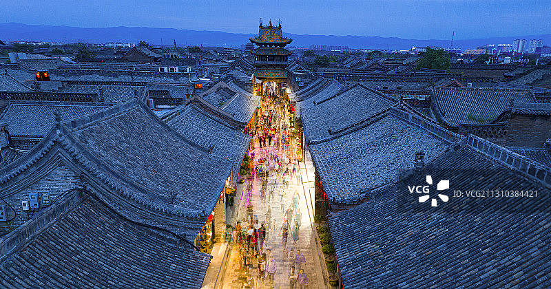 夜幕降临，游人在平遥古城休闲观光。图片素材
