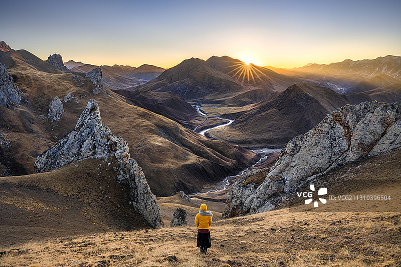 西藏东部的自然地貌的日出，还有蜿蜒的怒江图片素材