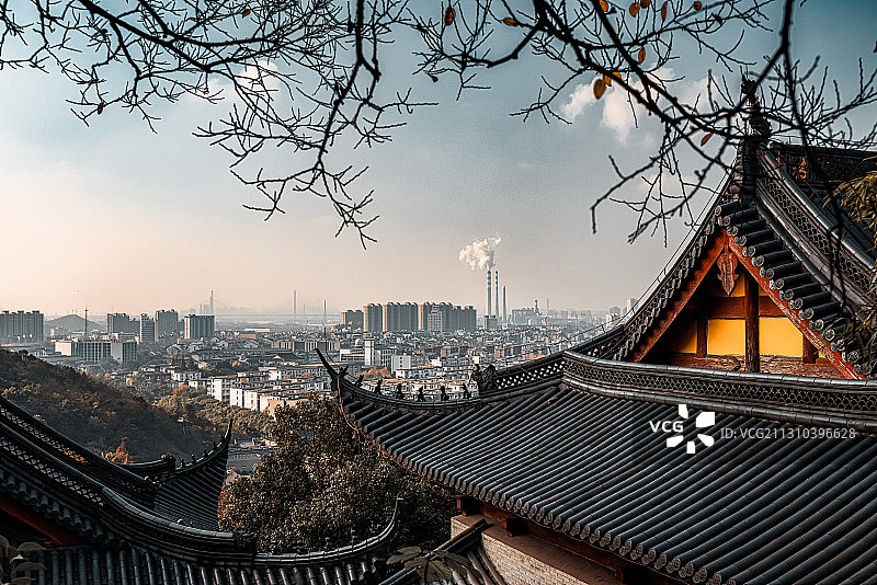 山林隐寺和现代都市的碰撞图片素材