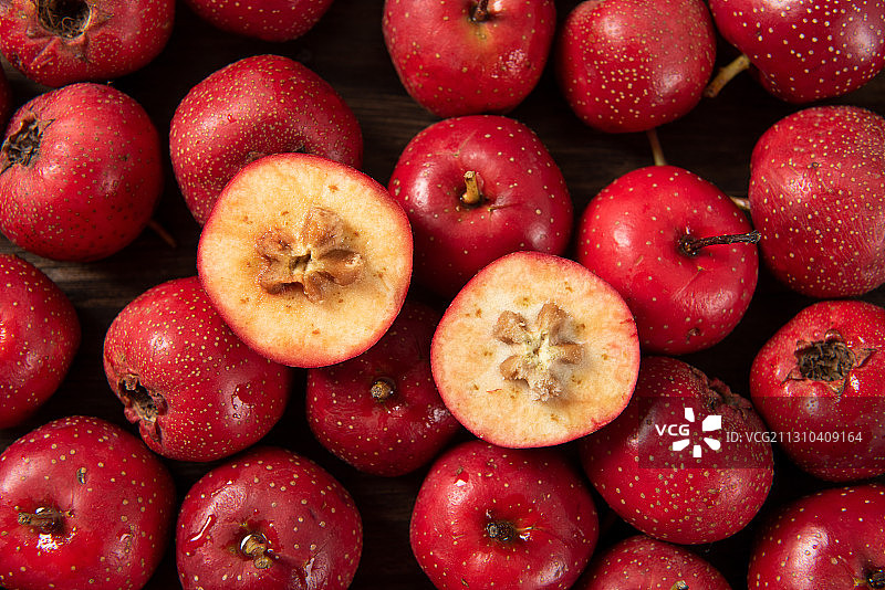 新鲜的山楂，切开的山楂果图片素材