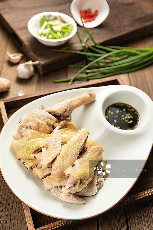 木桌上的一份白切鸡图片素材
