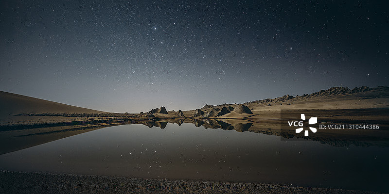 俄博梁火星营地湖面星空图片素材
