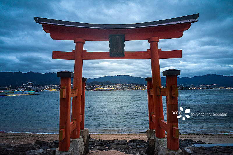 日本广岛市宫岛海岸边的鸟居图片素材