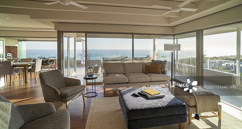 享有阳光海景的豪华家居展示客厅图片素材