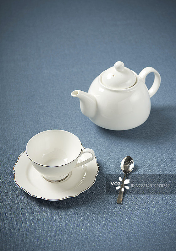 蓝色背景上的陶瓷餐具图片素材