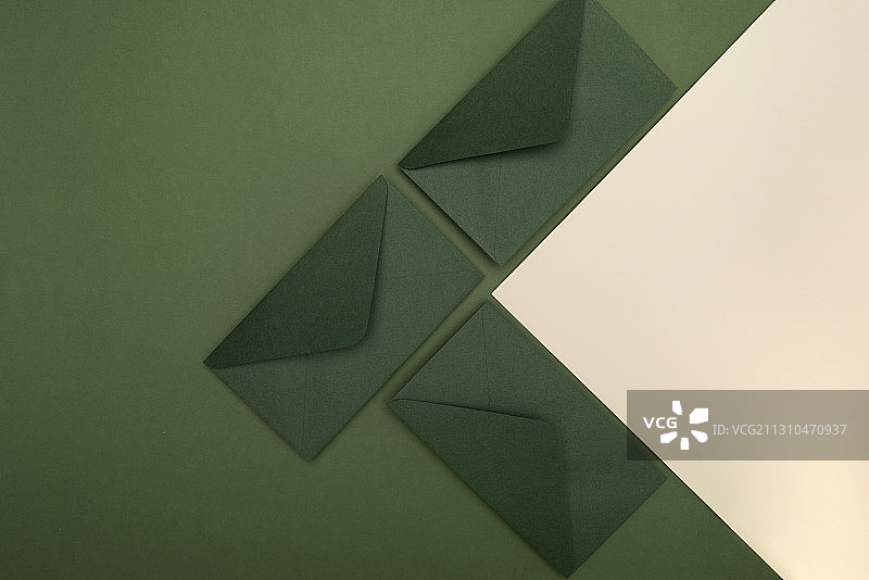 放置在角落周围的信封图片素材