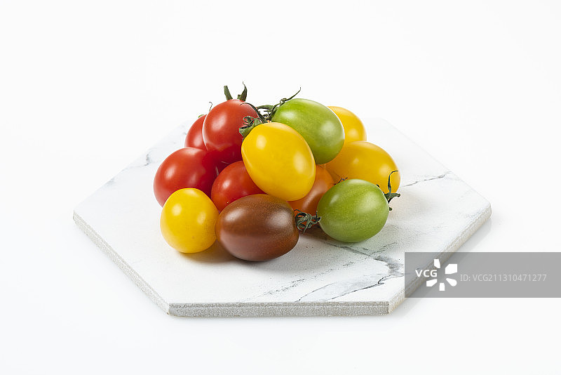 白色背景白色大理石板上的小番茄图片素材