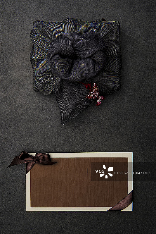 黑色背景上的礼品券和风吕敷包图片素材