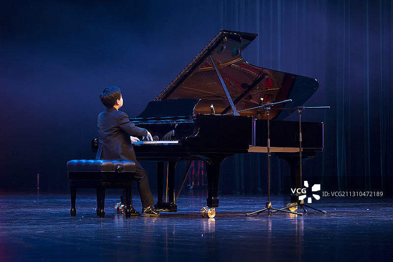 弹钢琴的小男孩图片素材