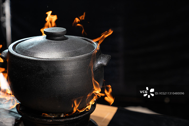 熬汤煮汤瓦罐火焰图片素材