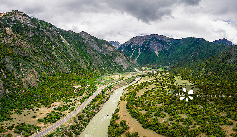 中国西藏G318国道波密帕隆藏布自然风光图片素材