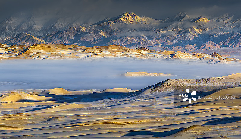 清晨的阿尔金山，库木库里沙漠被群山环绕。图片素材