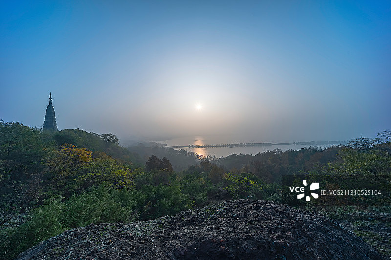 西湖宝石山日出-保俶塔和断桥长堤图片素材