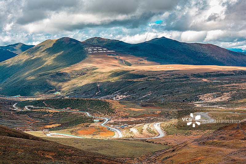 康定情歌与蜿蜒的318国道图片素材