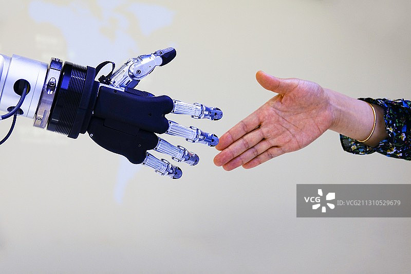 人工智能未来科技  机器人与人类握手图片素材