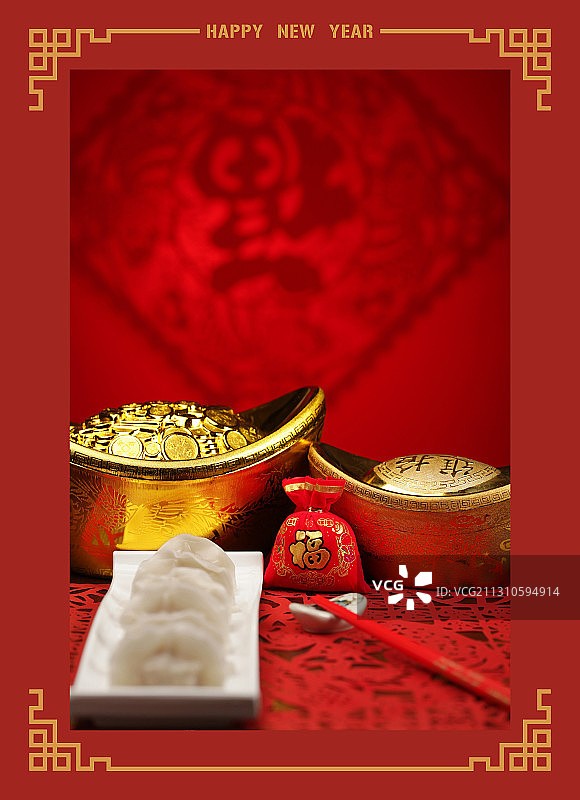 新年红色福字背景上的春节饺子和金元宝福袋图片素材