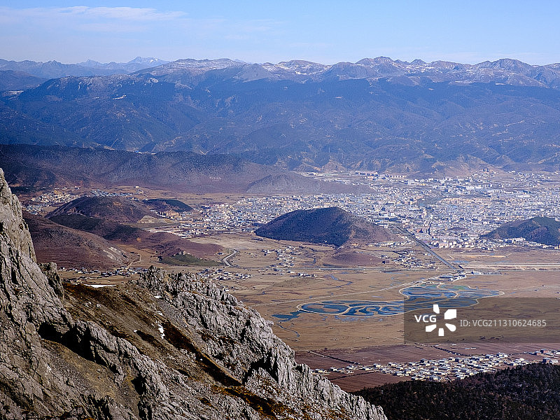 石卡雪山上眺望香格里拉城图片素材
