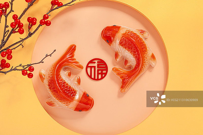 新年福字剪纸,两条年年有余的鱼形年糕图片素材