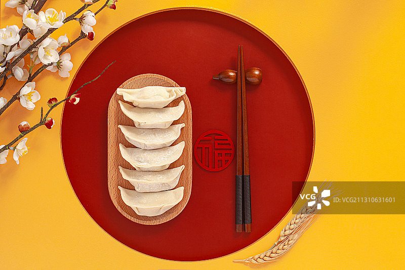 圆形红底上的新年春节饺子和筷子福字图片素材
