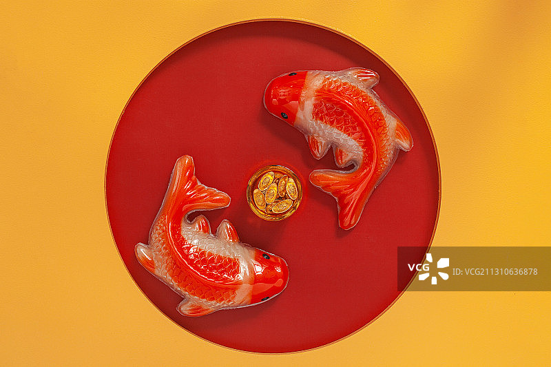 新年福字剪纸,两条年年有余的鱼形年糕和聚宝盆金元宝图片素材