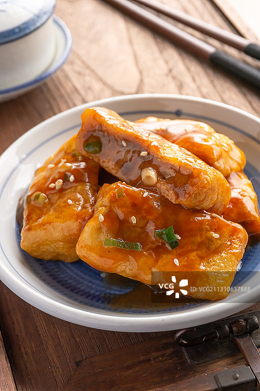 茄汁油豆腐塞肉图片素材