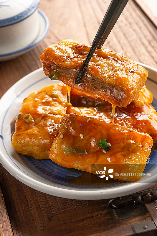 茄汁油豆腐塞肉图片素材