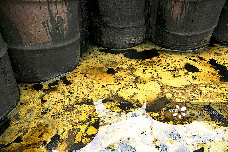 阿拉斯加诺姆冻原地带废弃的泄漏废油桶图片素材