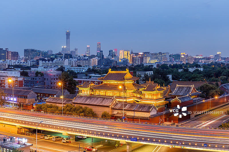 雍和宫与北京中信大厦同框图片素材