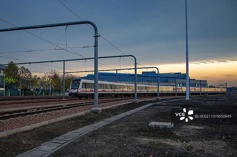黄昏地铁列车在车辆段停车场行驶图片素材