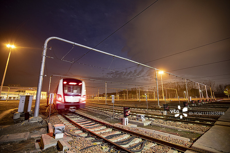 夜晚，地铁列车在车辆段停车场行驶图片素材