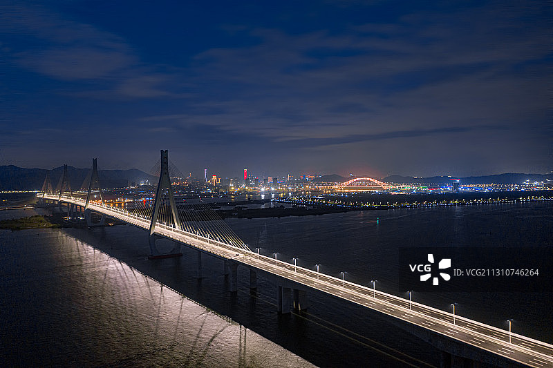 广东珠海 亮灯的洪鹤大桥图片素材