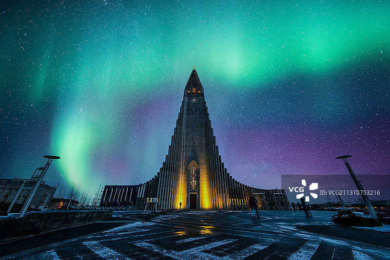 极光下的哈尔格林姆斯大教堂图片素材