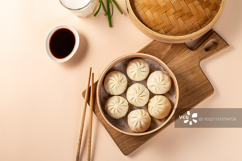 灰色背景布上满满一蒸笼小笼包图片素材