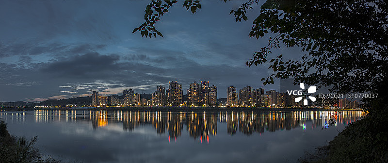 滨江而居-宜宾翠屏区金沙江畔夜景图片素材