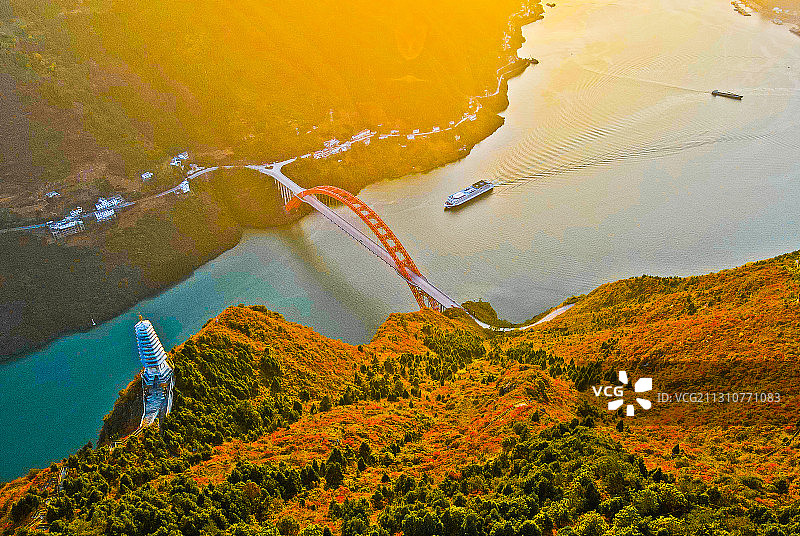 满山红叶映三峡图片素材