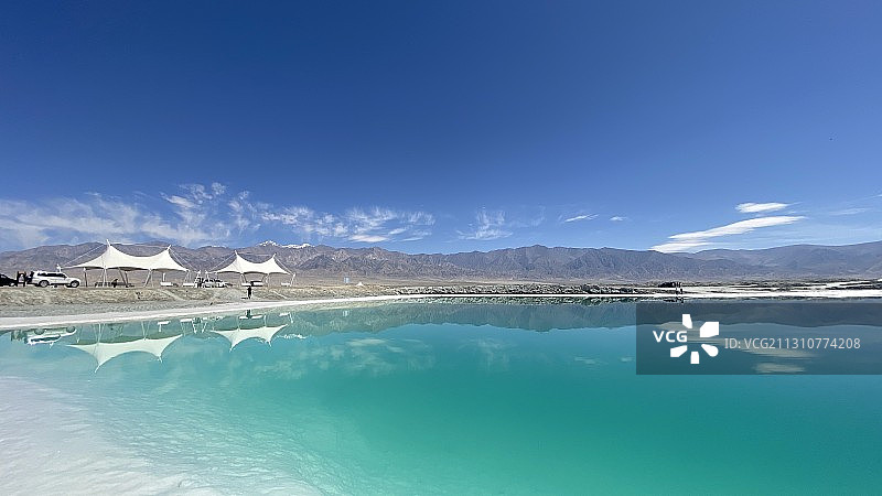 青海翡翠湖—雪山碧湖图片素材