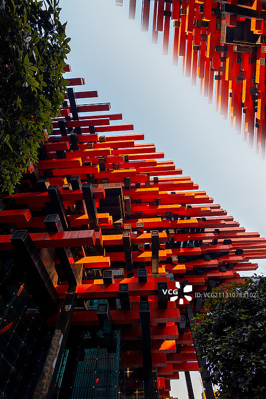 重庆市中心解放碑红色三角筷子楼竖构图锁屏壁纸图片素材