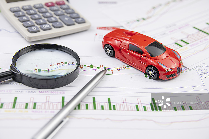 商业图表上放着文具和汽车图片素材